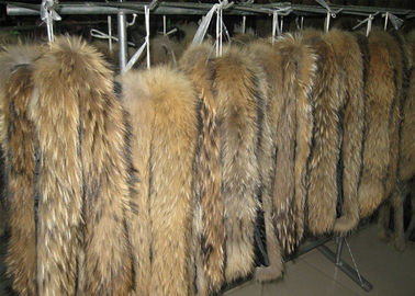 中国 アライグマの毛皮つばはタヌキの実質の毛皮の皮の長い毛の中国のアライグマの毛皮を日焼けさせました サプライヤー