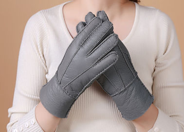中国 実質の毛皮によって並べられる灰色の最も暖かい羊皮の手袋は指を搭載する表面を滑らかにします サプライヤー