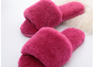 中国 ウールのライニング レディース柔らかいスリッパ、ピンクの暖かく曖昧なスリッパのゴム製足底 サプライヤー