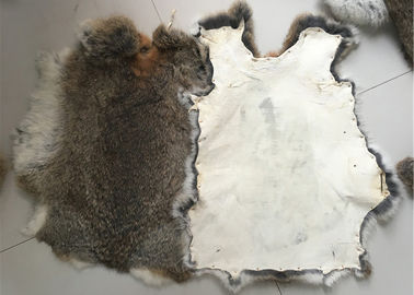 中国 Eco友好的な日焼けさせたレックスのウサギの皮家の織物/枕のための1.5-3 Cmの毛皮の長さ サプライヤー