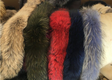 中国 冬のジャケットのために取り外し可能なアライグマの毛皮つばの静かに柔らかく滑らかで自然な色の大きく長いつば サプライヤー