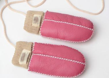中国 最も暖かい淡いピンクの袖口が付いている手によって縫われる赤ん坊の羊皮のミトン サプライヤー