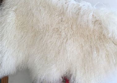 中国 100%の羊皮の自然で長い毛のモンゴルのLambskinのクリームの白い巻き毛の毛皮の敷物 サプライヤー