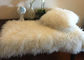 本物のモンゴルの毛皮100%のピンクの長い毛の羊皮の子ヒツジの毛皮の投球枕45cm正方形 サプライヤー