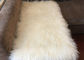 モンゴルの羊皮の敷物贅沢な60 x120cmの白く長い巻き毛のチベットの羊皮 サプライヤー