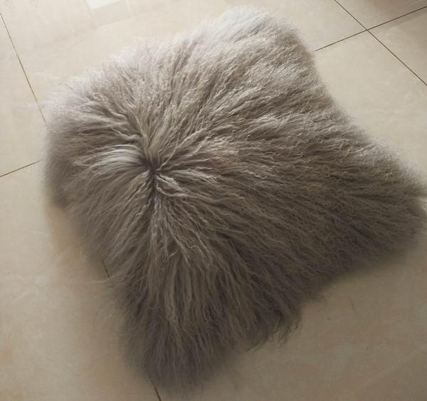 顧客用100%長い毛のモンゴルの子ヒツジの毛皮の枕45x45cmは色の試供品を染めました