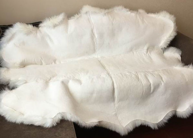 ソファーのシート カバーのために快適な暖かい象牙4 x 6のクォードの羊皮の敷物140 *180cm