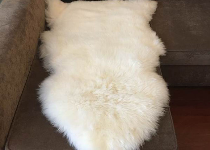 居間の柔らかく白い毛皮の床の敷物、滑らかなウールの羊皮のカー・シート カバー 