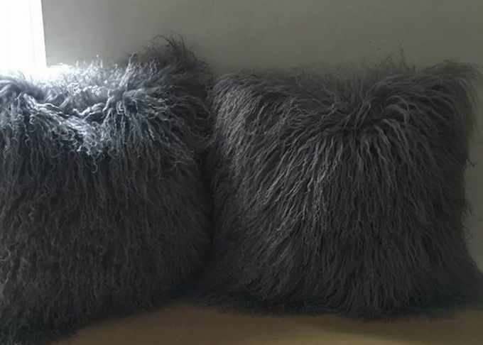 モンゴルの毛皮の枕チベットのモンゴルの羊皮の毛皮のクッション黒45cm