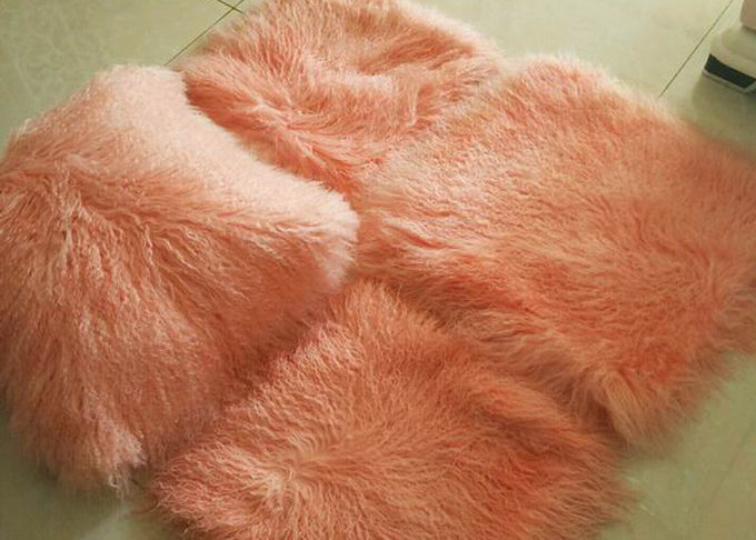 本物のモンゴルの毛皮100%のピンクの長い毛の羊皮の子ヒツジの毛皮の投球枕45cm正方形
