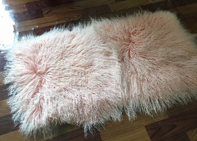 長いカーリー ヘアーと快適な家の装飾的なクリーム色のモンゴルの毛皮の枕