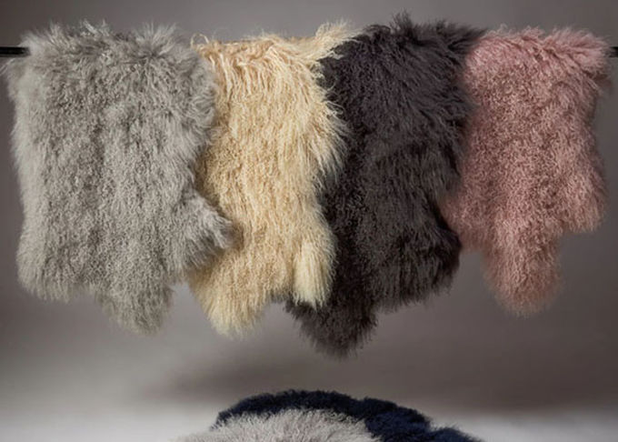 紫色の長い毛の冬の衣服を作るために防風モンゴルの羊皮の敷物