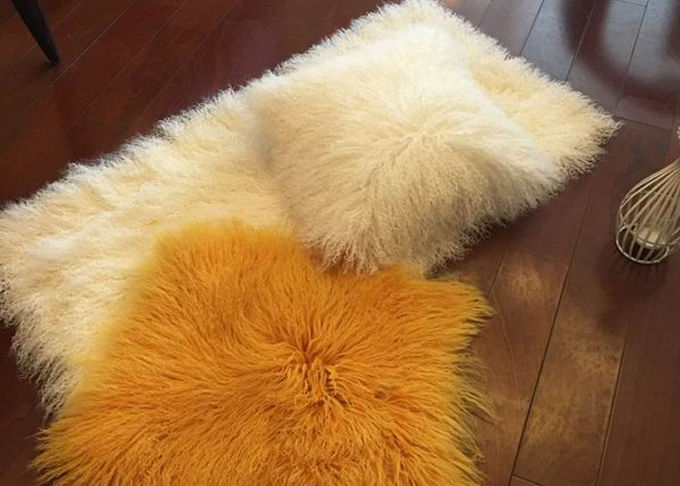 モンゴルの羊皮の敷物贅沢な60 x120cmの白く長い巻き毛のチベットの羊皮