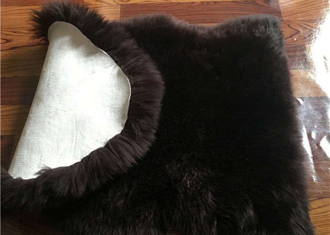 実質の羊皮の敷物の自然で長く黒いウールのメリノの子ヒツジの毛皮のフロアーリング カバー