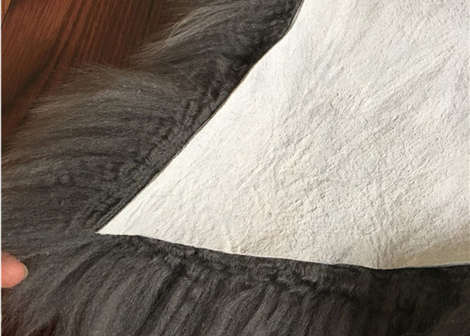 実質の羊皮の敷物の自然で大きい薄い灰色の染められた長いラムズウールの家の装飾的な敷物