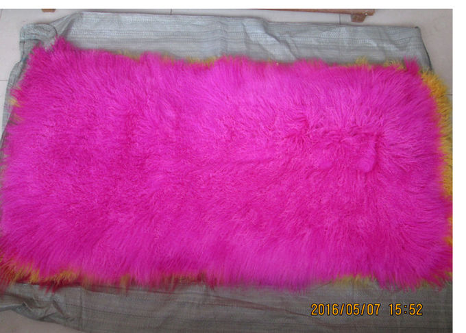 モンゴルの羊皮の敷物のピンクは特別に長い毛のチベットの子ヒツジの毛皮の衣服のトリムを染めました