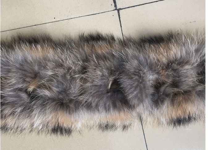 自然な形の実質のアライグマの毛皮のフードのトリム、日焼けさせた皮の黒の毛皮のコートつば 