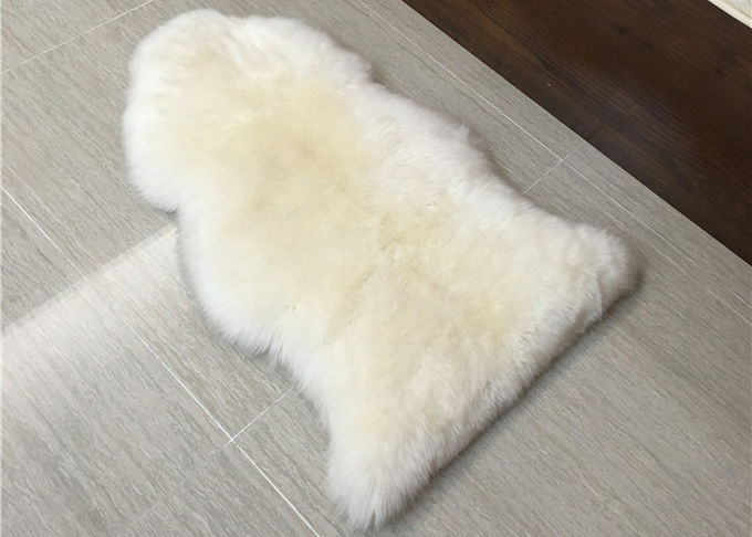 120*180cmの反スリップの裏付けが付いている正方形のクリーム色のオーストラリアの羊皮の敷物の柔らかく長いウール