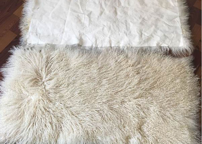 毛皮のベッド毛布のモンゴルに羊皮の敷物60x120cmベージュ色色の耐火性にすること