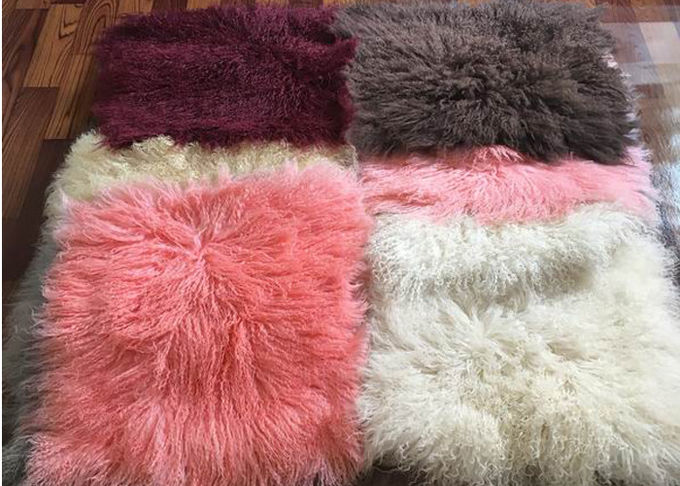 防風巻き毛の柔らかいモンゴルの実質の羊皮の敷物はコートを作るために暖まります