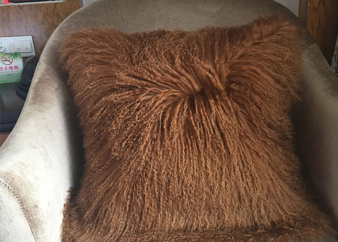 長い巻き毛のウールの紫色のモンゴルの子ヒツジの枕、チベットのモンゴルの毛皮の装飾的な枕 