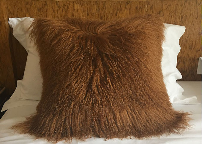 染められたブラウンの長いウールのモンゴルの毛皮の枕睡眠OEMのための20インチの正方形