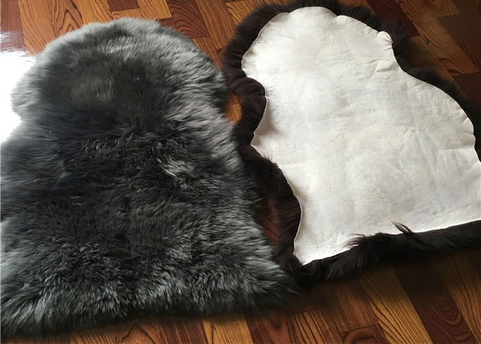 実質の羊皮の敷物の薄い灰色の自然で長いウールのオーストラリアの単一の毛皮