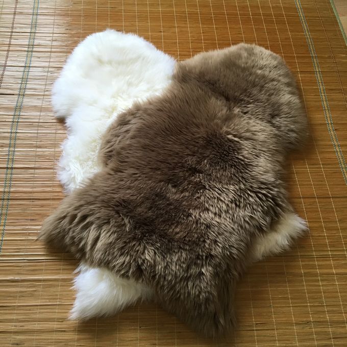 居間の赤ん坊のための装飾的なオーストラリアの羊皮の敷物の快適で厚い柔らかさ