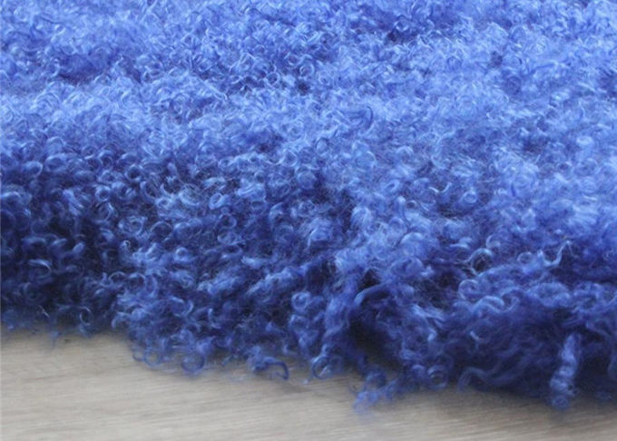 淡いブルーの長い毛のカスタマイズされたサイズのモンゴルの羊皮の敷物の椅子カバー