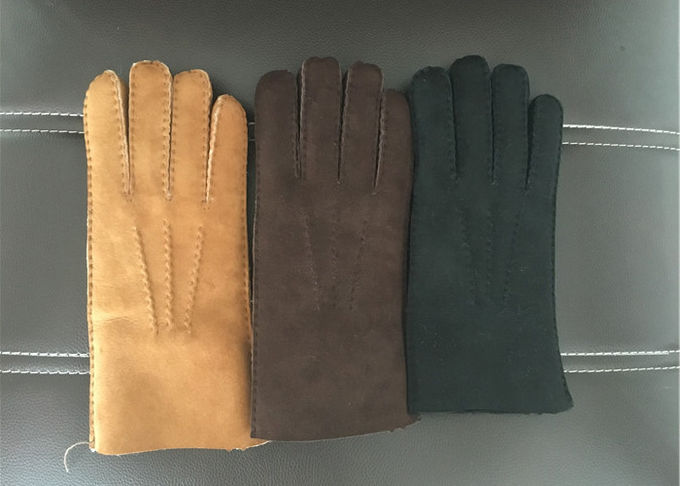 タッチ画面の指先が付いている最も暖かい羊皮の手袋の手袋を並べるカシミヤ織