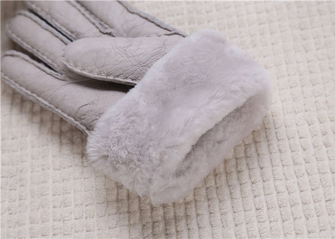 防水レディースウールライニングによって並べられる手袋、女性灰色の羊皮の手袋 