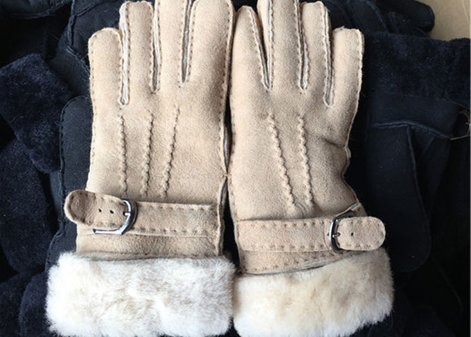 黒く厚い毛皮の防水ラムズウールのライニングを用いる最も暖かい羊皮の手袋