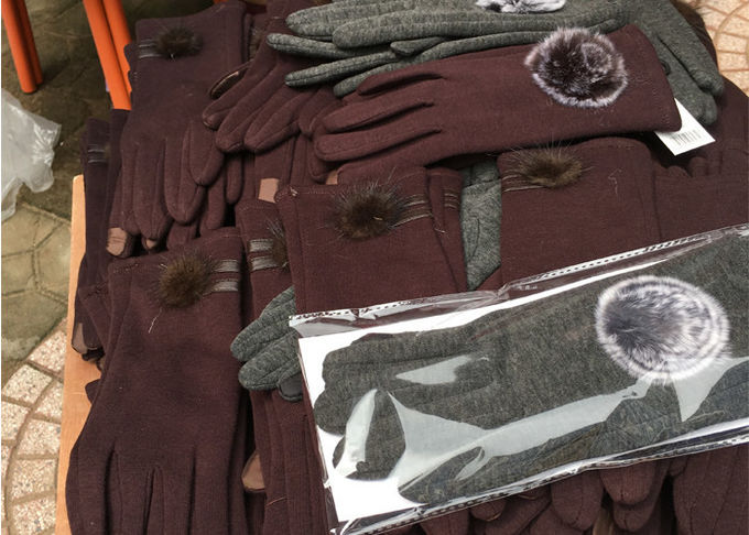 保つ暖かい極度の柔らかいライニングが付いているワイン レッドの羊毛のタッチスクリーンの冬の手袋