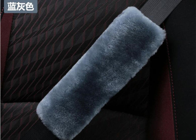 OEM 20mmのウールの羊皮のシート ベルト カバー静かに厚く洗濯できる普遍的な一致