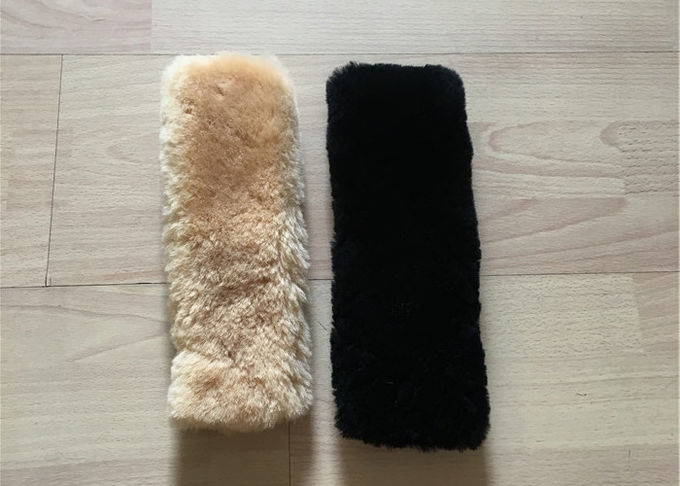 大人のための黒い実質のオーストラリアの羊皮のシート ベルト カバー快適な安全