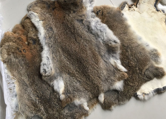 30*40cmの滑らかな染められたウサギの毛皮は冬の衣服のための暖かい快適投げつけます