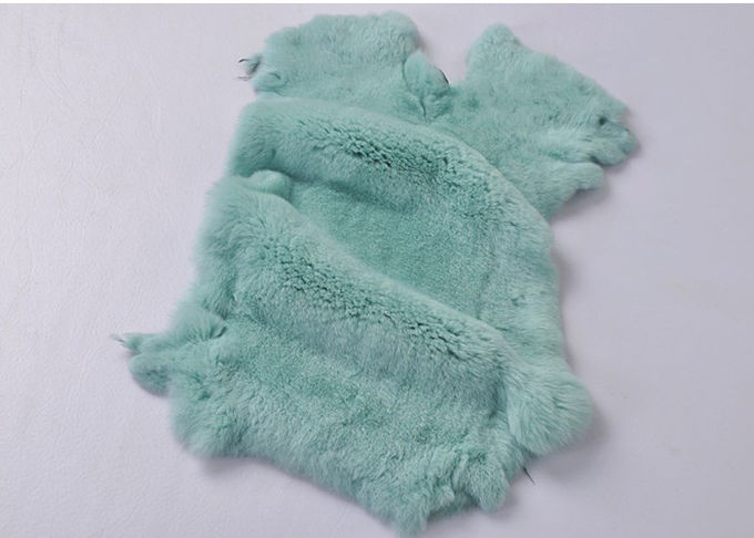 せん断されたウサギの毛皮のコートの使用法、柔らかい毛の衣服のための白いウサギの毛皮の毛皮