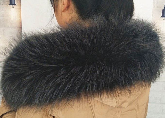 アライグマの毛皮つばのジャケットのための贅沢な実質の長いアライグマの毛皮の取り外し可能なつば