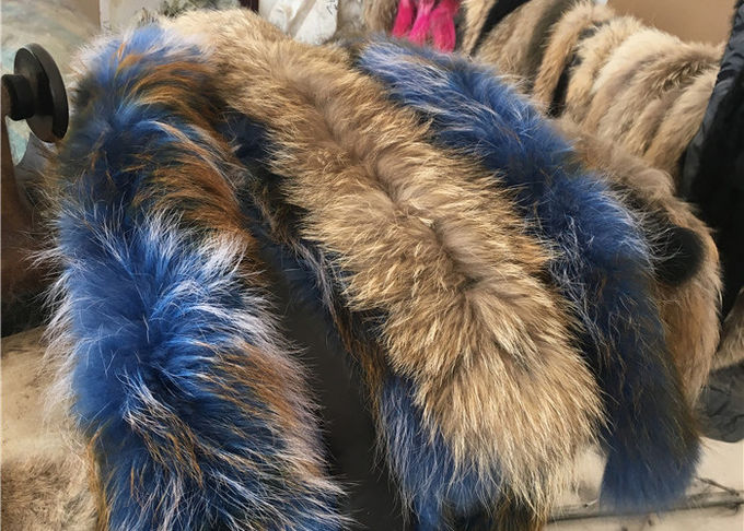 冬のジャケットのために取り外し可能なアライグマの毛皮つばの静かに柔らかく滑らかで自然な色の大きく長いつば