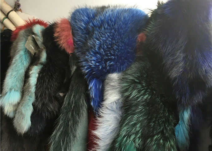 特大のアライグマの毛皮で覆われた首つばは、染められた冬のコートの取り替えの毛皮つばを暖めます 