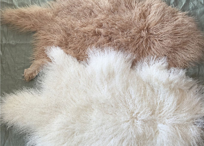 自然な巻き毛の子ヒツジの毛皮の毛皮のモンゴルの羊皮は長いlambskinの床の敷物を隠します