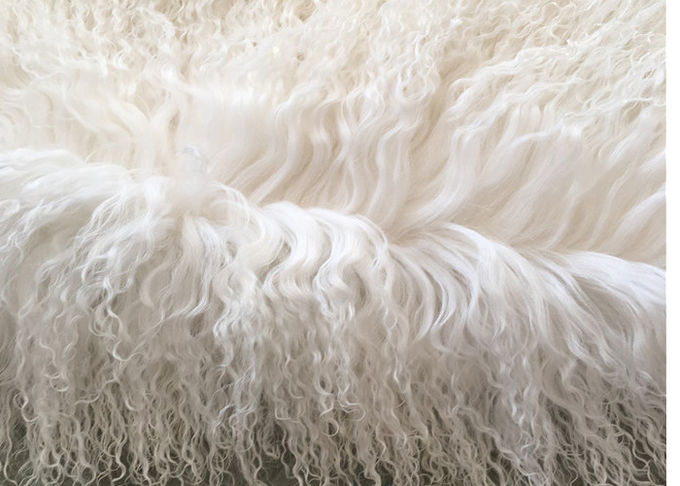 100%の羊皮の自然で長い毛のモンゴルのLambskinのクリームの白い巻き毛の毛皮の敷物