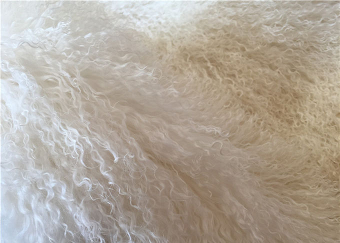 自然な巻き毛の子ヒツジの毛皮の毛皮のモンゴルの羊皮は長いlambskinの床の敷物を隠します