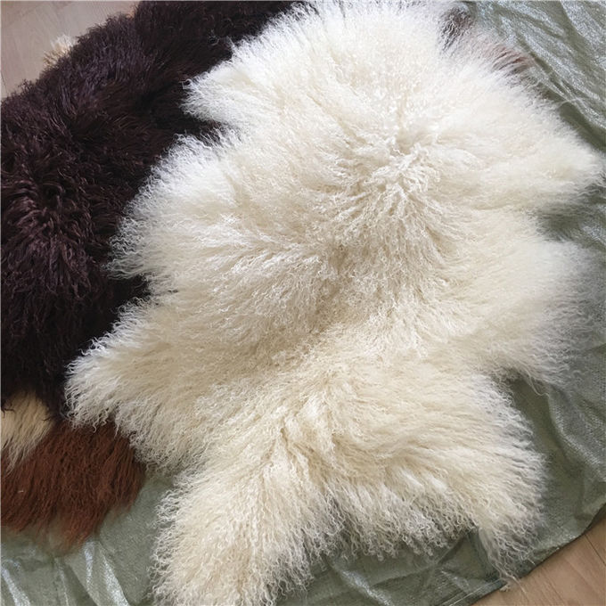 本物のモンゴルの毛皮の自然なカーリー ヘアーのチベットの子ヒツジの毛皮の長いウールのオットマン カバー