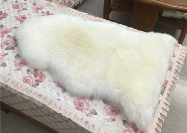 中国 白い色の供給を離れた実質の羊皮の敷物の単一の毛皮は環境に優しい90*60cmを見本抽出します サプライヤー