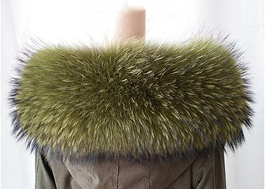 中国 特大のアライグマの毛皮で覆われた首つばは、染められた冬のコートの取り替えの毛皮つばを暖めます  サプライヤー