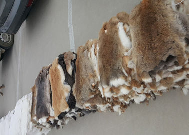 中国 コートのライニングの付属品のレックスのウサギの皮の滑らかで自然なブラウン色25*35cm サプライヤー