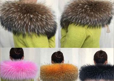 中国 冬のジャケットのために柔らかい特大本物のアライグマの毛皮つばの取り外し可能なウォーマー サプライヤー