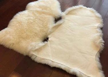 中国 長い毛のウールのNaturaの白いヒツジの形60 x 90cmの実質の羊皮の敷物 サプライヤー