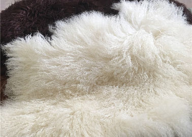 中国 ベッドの投球のための長い毛の自然な巻き毛のヒツジのウールのモンゴルの白い毛皮Materiral サプライヤー